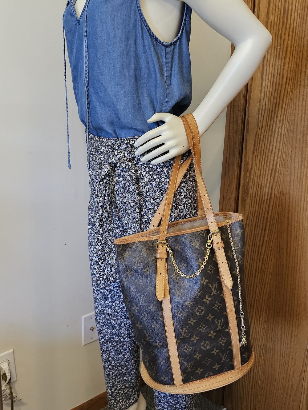 Louis Vuitton Monogram Canvas Bucket Tote in Brown and Tan - Picture 14 of 15